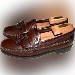 Cole Haan 8 brown leather. 95% soles remaining. Excellent condition.
